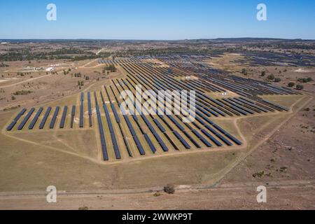 Antenne d'une section de la grande ferme solaire à Wandoan South Queensland Australie Banque D'Images