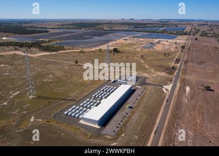 Antenne du système de stockage d'énergie de grande batterie du Queensland qui stocke l'énergie de plus de 250 000 fermes de panneaux solaires Wandoan South Queensland Australie Banque D'Images