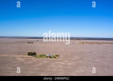 Ferme sur une ferme de grande superficie près des gommes Darling Downs Queensland Australie Banque D'Images