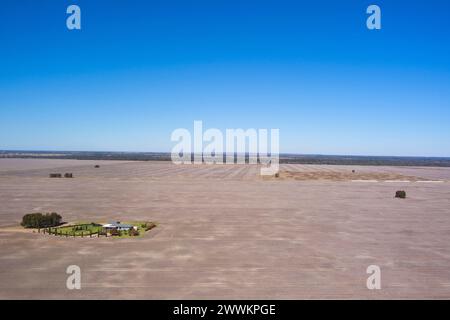 Ferme sur une ferme de grande superficie près des gommes Darling Downs Queensland Australie Banque D'Images