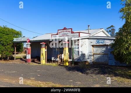 Monty's garage and Vintage car Museum est un garage de style années 1940 à Sybil Street Glenmorgan Queensland Australie Banque D'Images