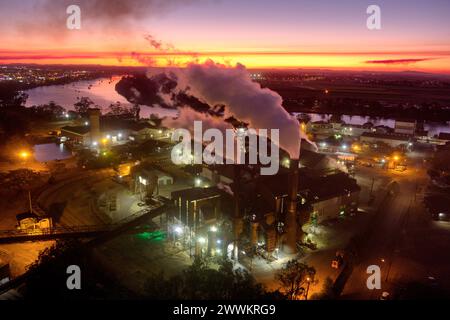 Aérienne de Millaquin Sugar Mill sur les rives de la rivière Burnett Bundaberg Queensland Australie Banque D'Images