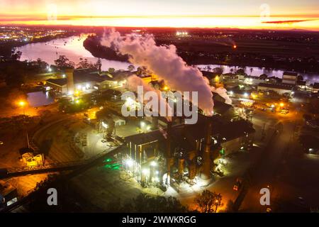 Aérienne de Millaquin Sugar Mill sur les rives de la rivière Burnett Bundaberg Queensland Australie Banque D'Images