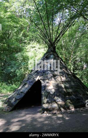 Scène de vie durant la préhistoire reconstruite au Parc Préhisto dans la vallée de la Vézère en Périgord Noir dans la région des grottes de Lascaux. Tursac, Pér Banque D'Images