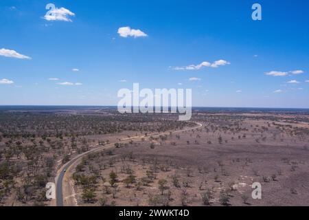 Aérienne de l'autoroute menant à la communauté isolée de Goodooga Nord de la Nouvelle-Galles du Sud Australie Banque D'Images