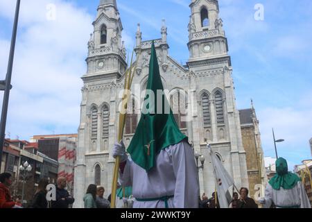 Aviles, Espagne, 24 mars 2024 : passage d'un Nazaréen devant l'église de Santo Tomas de Canterbury lors de la procession de Borriquilla, le 24 mars 2024, à Aviles, Espagne. (Photo d'Alberto Brevers/Pacific Press) crédit : Pacific Press Media production Corp./Alamy Live News Banque D'Images