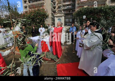 Pagani, Salerne, Italie. 24 mars 2024. Le dimanche des Rameaux, précédant Pâques, vu dans le centre historique de la ville au jardin du bienheureux Thomas Mary Fusco, un autel avec des branches de palmier aux pieds pour bénir. Il y avait un grand nombre de fidèles qui élevaient les branches de palmiers pour être bénis par le prêtre Flaviano Calenda. A la fin de la bénédiction, les fidèles en procession se rendirent à l' Église du corps du Christ où la messe fut célébrée . En ce jour, nous nous souvenons de l'entrée triomphale de Jésus à Jérusalem, chevauchant un âne et acclamé par la foule qui l'a accueilli en agitant des branches de palmier Banque D'Images