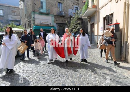 Pagani, Salerne, Italie. 24 mars 2024. Le dimanche des Rameaux, précédant Pâques, vu dans le centre historique de la ville au jardin du bienheureux Thomas Mary Fusco, un autel avec des branches de palmier aux pieds pour bénir. Il y avait un grand nombre de fidèles qui élevaient les branches de palmiers pour être bénis par le prêtre Flaviano Calenda. A la fin de la bénédiction, les fidèles en procession se rendirent à l' Église du corps du Christ où la messe fut célébrée . En ce jour, nous nous souvenons de l'entrée triomphale de Jésus à Jérusalem, chevauchant un âne et acclamé par la foule qui l'a accueilli en agitant des branches de palmier Banque D'Images