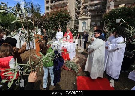 Pagani, Salerne, Italie. 24 mars 2024. Le dimanche des Rameaux, précédant Pâques, vu dans le centre historique de la ville au jardin du bienheureux Thomas Mary Fusco, un autel avec des branches de palmier aux pieds pour bénir. Il y avait un grand nombre de fidèles qui élevaient les branches de palmiers pour être bénis par le prêtre Flaviano Calenda. A la fin de la bénédiction, les fidèles en procession se rendirent à l' Église du corps du Christ où la messe fut célébrée . En ce jour, nous nous souvenons de l'entrée triomphale de Jésus à Jérusalem, chevauchant un âne et acclamé par la foule qui l'a accueilli en agitant des branches de palmier Banque D'Images