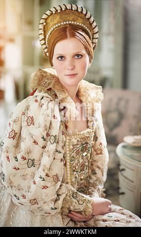 Portrait, médiéval et femme dans une maison avec couronne de reine, renaissance et royauté dans une salle de palais. Luxe, chambre et femme royale personne dans le Banque D'Images