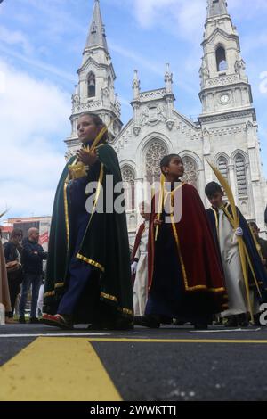 24 mars 2024, Avilés, Asturies, Espagne : Aviles, Espagne, 24 mars 2024 : passage de plusieurs enfants devant l'église de Santo Tomas de Canterbury lors de la procession de Borriquilla, le 24 mars 2024, à Aviles, Espagne. (Crédit image : © Alberto Brevers/Pacific Press via ZUMA Press Wire) USAGE ÉDITORIAL SEULEMENT! Non destiné à UN USAGE commercial ! Banque D'Images