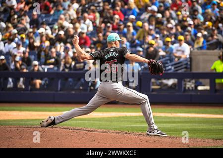 Joe Mantiply (35), lanceur de secours des Diamondbacks de l'Arizona, affronte les Brewers de Milwaukee en cinquième manche lors d'un match de baseball d'entraînement de printemps de la MLB Banque D'Images
