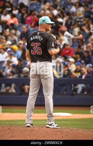 Joe Mantiply (35), lanceur de secours des Diamondbacks de l'Arizona, affronte les Brewers de Milwaukee en cinquième manche lors d'un match de baseball d'entraînement de printemps de la MLB Banque D'Images
