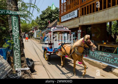 ÎLES GILI, INDONÉSIE - 6 NOVEMBRE 2023 : une charrette à cheval traditionnelle (Cidomo) attend les touristes sur les îles Gili indonésiennes Banque D'Images