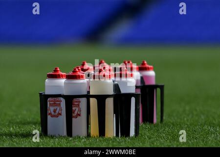 Liverpool, Royaume-Uni. 24 mars 2024. Goodison Park, Liverpool, Angleterre, 24 mars 2024 : bouteilles d'eau de Liverpool avant le match de Super League Barclays FA Womens entre Everton et Liverpool au Goodison Park à Liverpool, Angleterre, le 24 mars 2024. (Sean Chandler/SPP) crédit : photo de presse sportive SPP. /Alamy Live News Banque D'Images