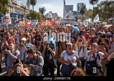 Buenos Aires, Argentine. 24 mars 2024. Des milliers de personnes présentes à la manifestation. Mobilisation 48 ans après le dernier coup d'État civilo-militaire en Argentine avec les slogans "Memory yes" et "Never Again". (Photo Santiago Oroz/SOPA images/SIPA USA) crédit : SIPA USA/Alamy Live News Banque D'Images