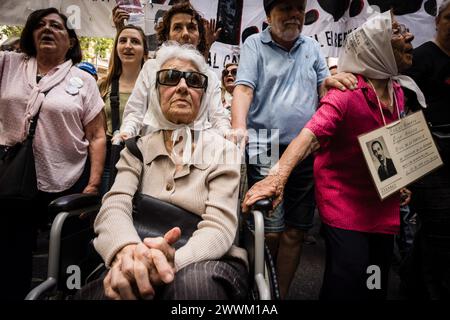 Buenos Aires, Argentine. 24 mars 2024. Deux mères de Plaza de Mayo dans la manifestation. Mobilisation 48 ans après le dernier coup d'État civilo-militaire en Argentine avec les slogans "Memory yes" et "Never Again". Crédit : SOPA images Limited/Alamy Live News Banque D'Images