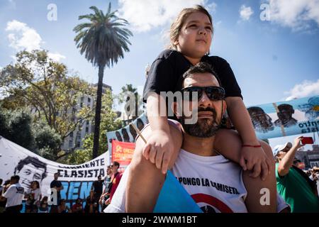 Buenos Aires, Argentine. 24 mars 2024. Un père avec sa fille à la manifestation. Mobilisation 48 ans après le dernier coup d'État civilo-militaire en Argentine avec les slogans "Memory yes" et "Never Again". Crédit : SOPA images Limited/Alamy Live News Banque D'Images