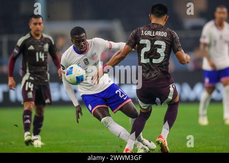 Arlington, Texas, États-Unis. 24 mars 2024. TIM WEAH (21 ans) de l'équipe américaine et JESUS GALLARDO (23 ans) du Mexique se battent pour la possession du ballon lors de leur match de la finale de la Ligue des Nations de la CONCACAF dimanche au AT&T Stadium d'Arlington, Texas. (Crédit image : © Brian McLean/ZUMA Press Wire) USAGE ÉDITORIAL SEULEMENT! Non destiné à UN USAGE commercial ! Crédit : ZUMA Press, Inc/Alamy Live News Banque D'Images