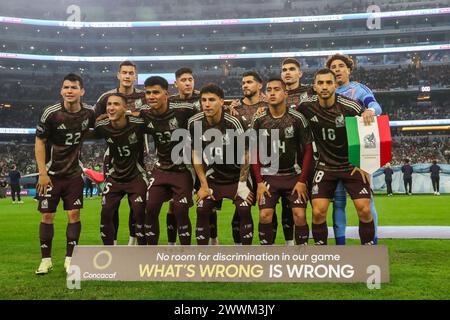 Arlington, Texas, États-Unis. 24 mars 2024. L'équipe nationale du Mexique prend la photo traditionnelle de l'équipe avant de commencer son match de finale de la CONCACAF Nations League contre les États-Unis dimanche au AT&T Stadium d'Arlington, Texas. (Crédit image : © Brian McLean/ZUMA Press Wire) USAGE ÉDITORIAL SEULEMENT! Non destiné à UN USAGE commercial ! Crédit : ZUMA Press, Inc/Alamy Live News Banque D'Images