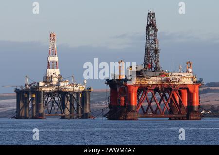 Dossier photo datée du 15/02/16 d'une plate-forme pétrolière se tenant parmi d'autres plates-formes qui ont été laissées dans le Cromarty Firth près d'Invergordon dans les Highlands d'Écosse. Les MSP demandent au gouvernement écossais de clarifier l’avenir d’un fonds créé pour aider le nord-est à recentrer son économie sur des alternatives plus vertes au pétrole et au gaz. Date d'émission : lundi 25 mars 2024. Banque D'Images