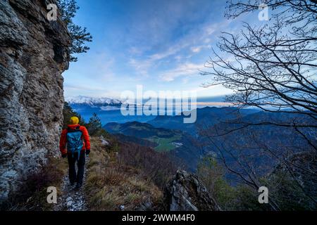 Randonnée au crépuscule à Limone Sul Garda près du lac de Garde, Italie Banque D'Images