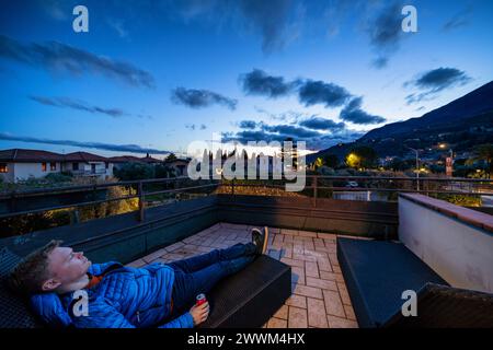 Soirée à la terrasse de l'hôtel, Maderno, Italie Banque D'Images