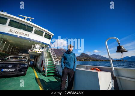 Sur le ferry entre Maderno et Torri del Benaco au lac de Garde, Italie Banque D'Images