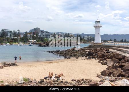 Phare de Wollingong Breakwater et plage de Wollongong Head, Wollongong, Nouvelle-Galles du Sud, Australie Banque D'Images