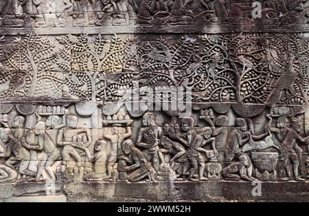 Sculpture murale du temple Prasat Bayon dans le célèbre complexe Angkor Wat, Siem Reap, Cambodge. Bas-relief représentant des paysans qui font la routine quotidienne Banque D'Images