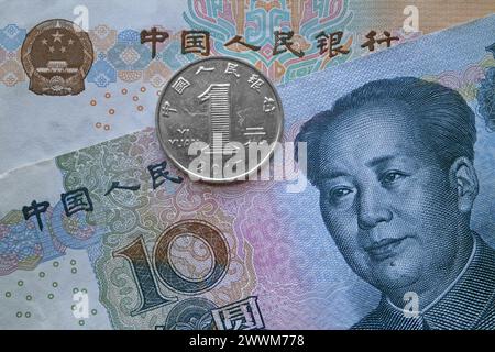 Une pièce de 1 yuan sur un billet de 10 yuans et un billet de 20 yuans. Banque D'Images