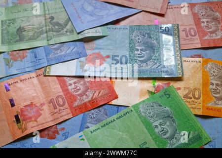 Pile de billets de banque de ringgit malaisiens comme arrière-plan. Banque D'Images