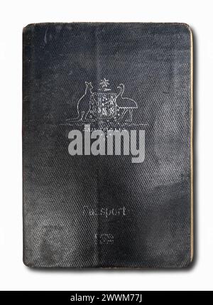 Gros plan sur un passeport australien isolé sur fond blanc. Banque D'Images
