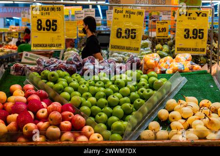 Econsave, Kampar, Perak - 25 mars 2024 : pomme Fuji fraîche, pomme verte et pir à Econsave Kampar Banque D'Images