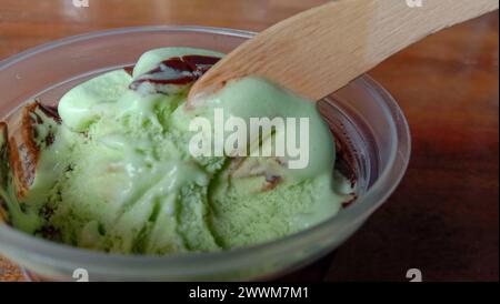 La photo est une photo de crème glacée aromatisée à l'avocat dans une tasse avec un fond noir Banque D'Images