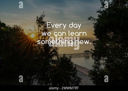 Paysage de lever de soleil avec citation inspirante chaque jour, nous pouvons apprendre quelque chose de nouveau Banque D'Images