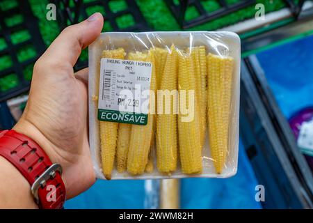 Econsave, Kampar, Perak - 25 mars 2024 : maïs bébé frais dans un emballage transparent à partir du produit Econsave Banque D'Images