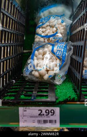 Econsave, Kampar, Perak - 25 mars 2024 : boule de poisson blanc frais dans un emballage transparent Banque D'Images