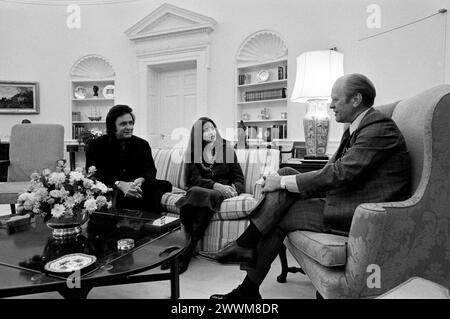 Johnny Cash et June carter Cash, chanteurs country et WESTERN, rendent visite au président Gerald R. Ford à la Maison Blanche, 1975 - photo du bureau de la Maison Blanche Banque D'Images