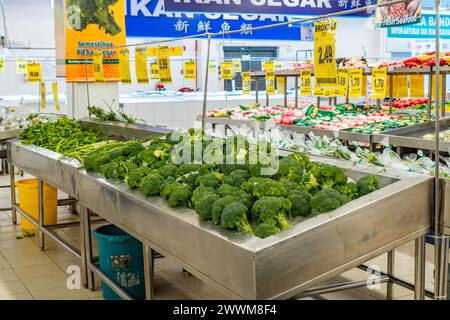Econsave, Kampar, Perak - 25 mars 2024 : brocoli frais en glace vendu au supermarché Econsave Banque D'Images
