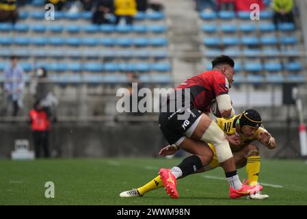 Cheslin Kolbe de Sungoliath et Amanaki Lelei Mafi de Canon Eagles lors du match de Japan Rugby League One 2023-24 opposant Tokyo Suntory Sungoliath et Yokohama Canon Eagles au Prince Chichibu Memorial Stadium à Tokyo, Japon, le 23 mars 2024. (Photo AFLO) Banque D'Images