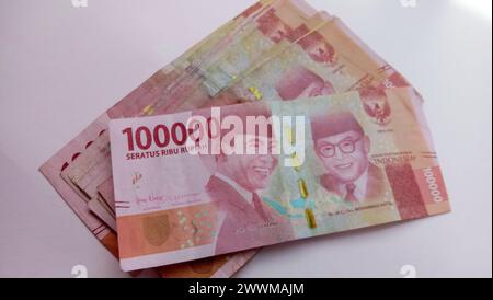 Monnaie de 100 mille rupiah, la monnaie d'état de l'Indonésie, 23-Mars, 2021 Banque D'Images