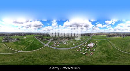 Vue panoramique à 360° de Vue aérienne de Blackheath commune avec le Fayre de Pâques et le cirque, Greenwich, Angleterre