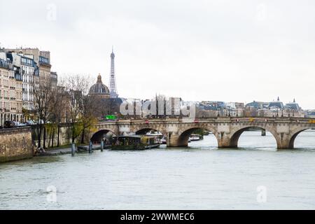 5 décembre 2023- le Pont neuf avec la Tour Eiffel en arrière-plan. Le Pont neuf est l'un des ponts les plus emblématiques de Paris, Franc Banque D'Images