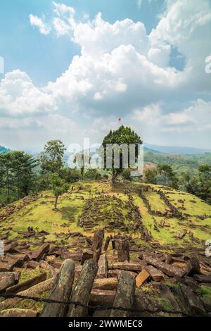 Vue du site mégalithique de Gunung Padang à Cianjur, Java Ouest en Indonésie Banque D'Images