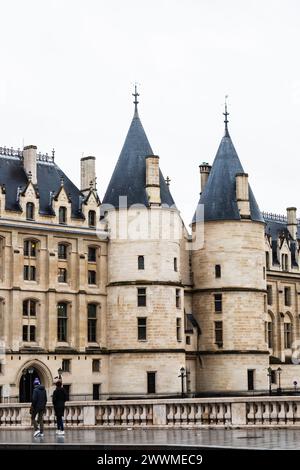 5 décembre 2023- la Conciergerie est un bâtiment historique situé sur l'Île de la Cité au cœur de Paris, France. Construit à l'origine comme un ami royal Banque D'Images