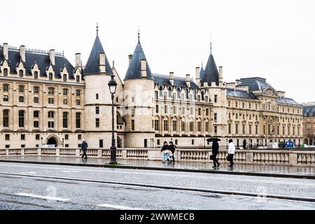 5 décembre 2023- la Conciergerie est un bâtiment historique situé sur l'Île de la Cité au cœur de Paris, France. Construit à l'origine comme un ami royal Banque D'Images