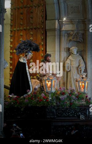 Fermez le Christ de l'humilité dans les portes des vieux monastères. Semaine Sainte Banque D'Images