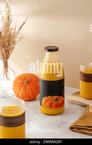 jus de citrouille dans une bouteille en verre sur la table Banque D'Images