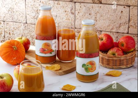 jus de citrouille dans une bouteille en verre sur la table Banque D'Images